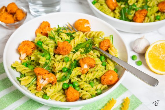 Nudeln mit Erbsen Basilikum Pesto und geröstetem Blumenkohl Rezept